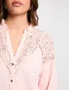 t-shirt-dentelle-col-v-rose-clair-femme-vue4-32536311044031126.webp