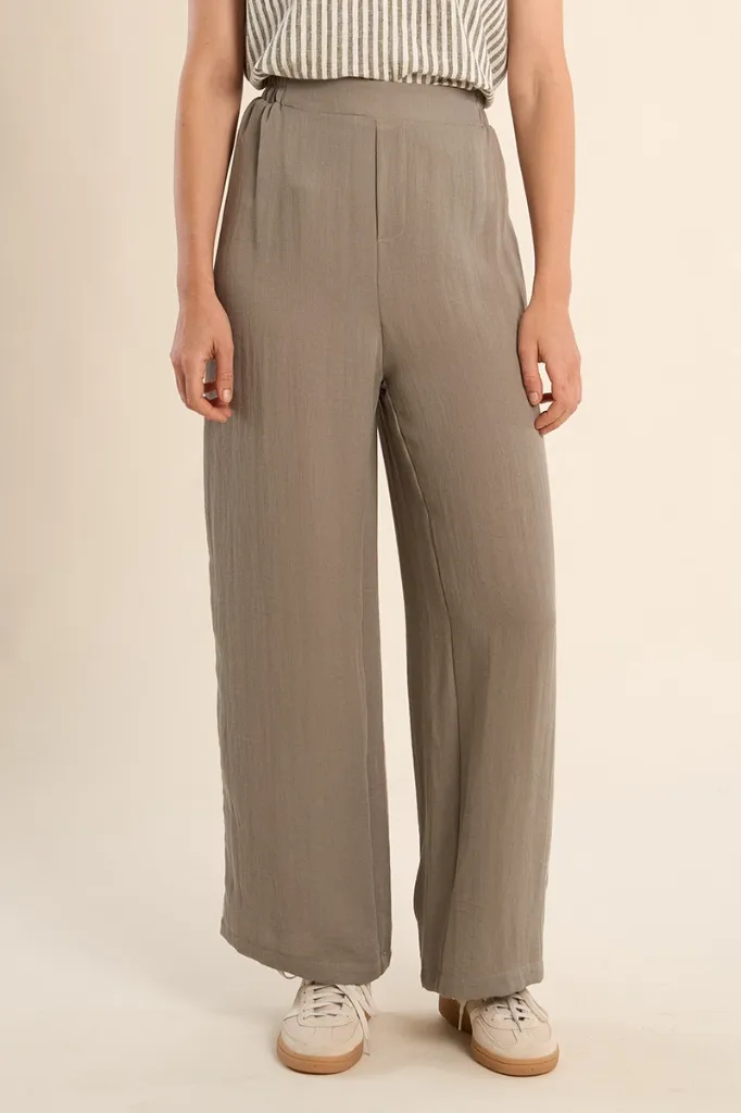 pantalon-de-mujer-largo-detalle-pliegues- (1).webp