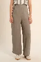pantalon-de-mujer-largo-detalle-pliegues- (1).webp