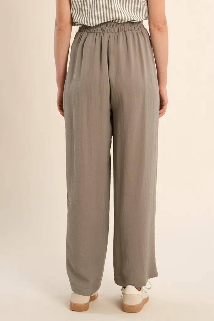 pantalon-de-mujer-largo-detalle-pliegues- (3).webp