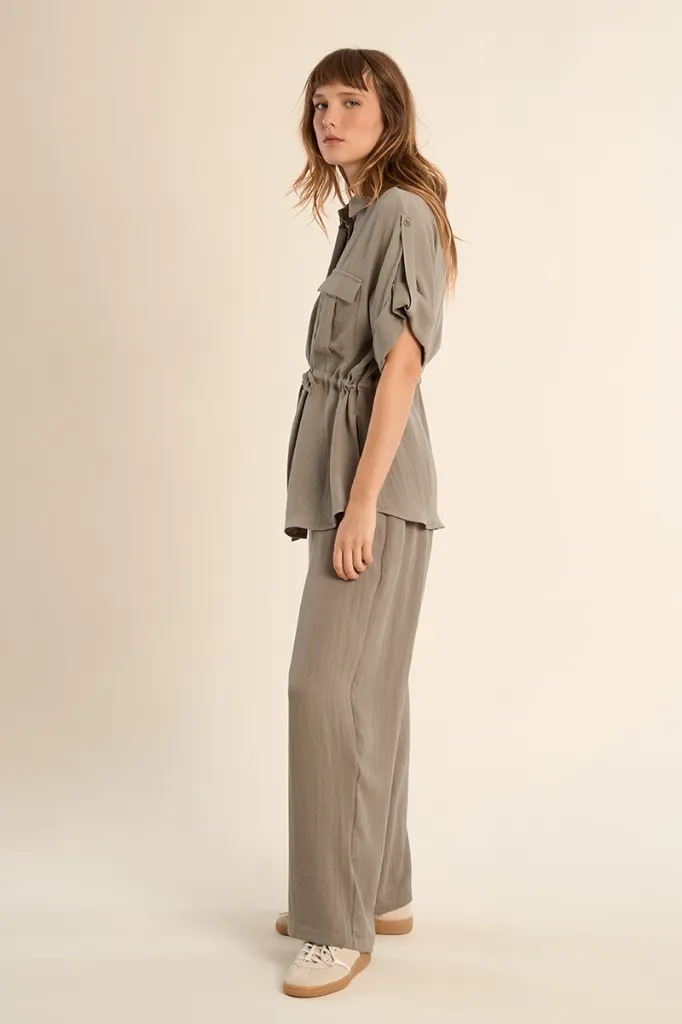 pantalon-de-mujer-largo-detalle-pliegues- (2).webp