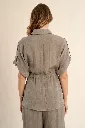 camisa-de-mujer-de-manga-corta-detalle-lazada- (1).webp