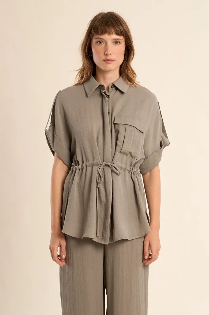 camisa-de-mujer-de-manga-corta-detalle-lazada- (2).webp