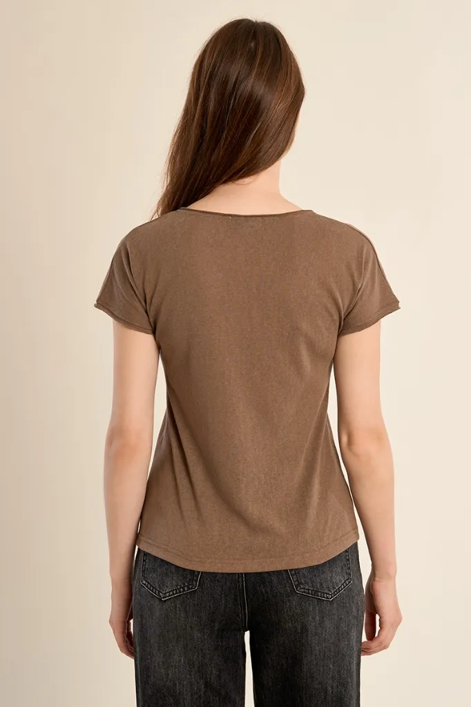 camiseta-de-mujer-de-manga-corta-escote-v- (1).webp