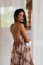 vestido-largo-halter-con-estampado-.webp