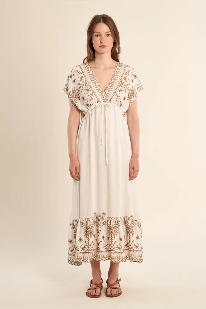 vestido-largo-de-manga-corta-detalles-bordados- (2).webp