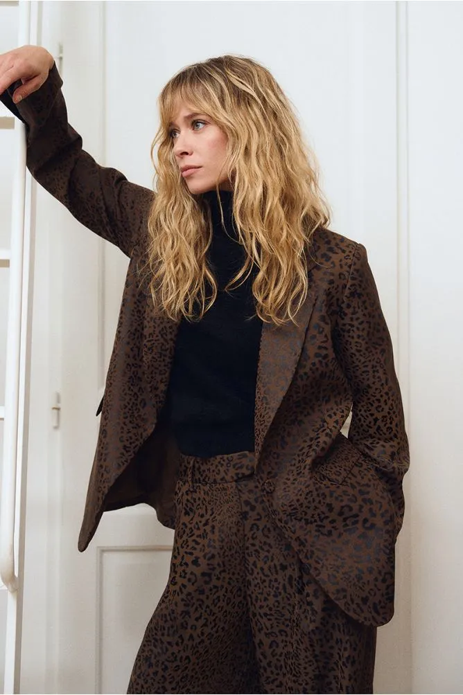 blazer-de-manga-larga-con-estampado (1).webp