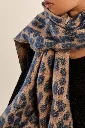 bufanda-larga-con-flecos-y-estampado (3).webp