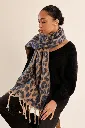 bufanda-larga-con-flecos-y-estampado (2).webp