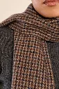 bufanda-larga-con-flecos-y-estampado (7).webp