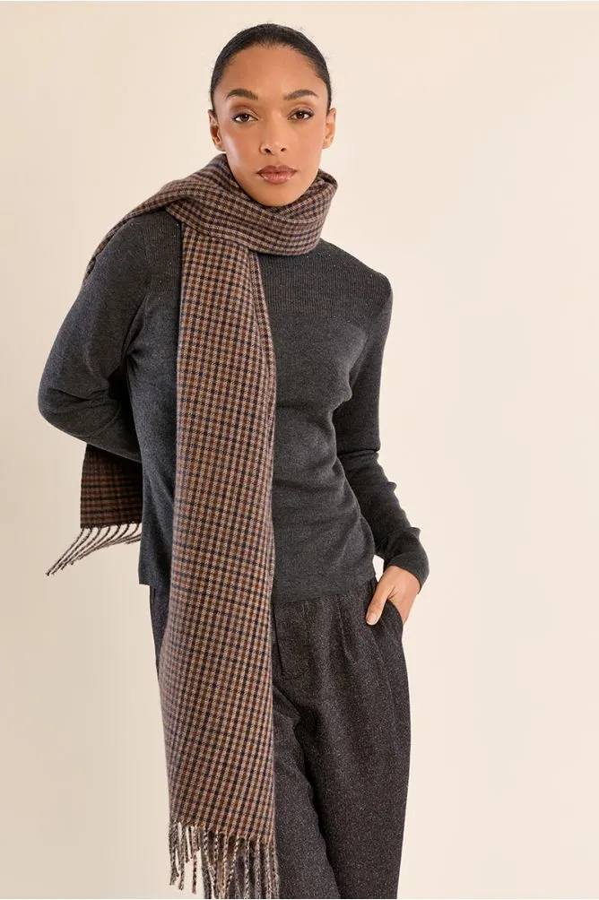 bufanda-larga-con-flecos-y-estampado (5).webp