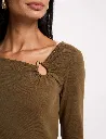 t-shirt-decollete-manches-longues-vert-kaki-femme-vue4-32536311073381261.webp