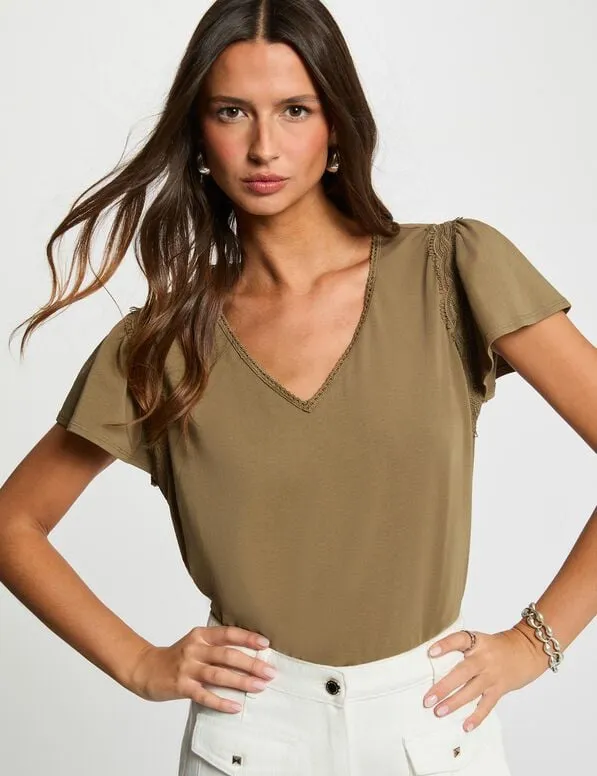 Camiseta con cuello en v y volantes verde caqui 261-Delodi (Tallas: Ts)