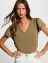 Camiseta con cuello en v y volantes verde caqui 261-Delodi