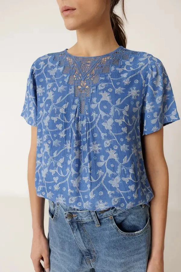 CAMISA CON ENCAJE V.V26.AD122 (Tallas: Ts)