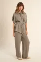 Pantalón de mujer largo, detalle pliegues.LA1955EP