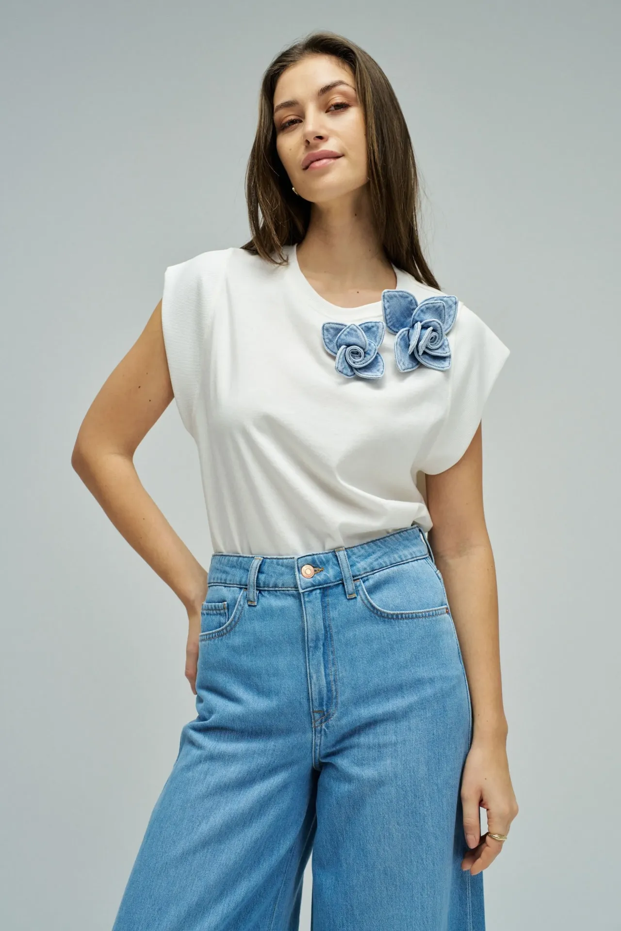 T-SHIRT CON APLIQUE FLORAL EN DENIM 21011341