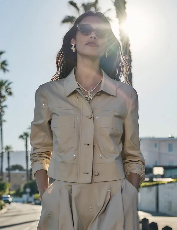 Chaqueta cropped con tachuelas beige 262-Vkali (Tallas: T38)