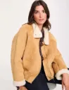 Chaqueta de ante con cuello alto cámel 262-Gkiwi